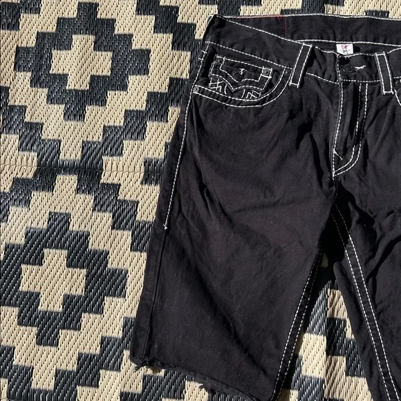 True Religion Men’s Black Denim Cut Off Shorts w/Contrast Stitching - Picture 4 of 4